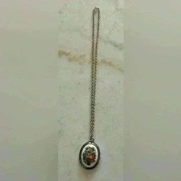 VINTAGE Sarah Coventry Pendant 1973 Tapestry Flower Basket on Silver Chain. - Picture 2 of 4